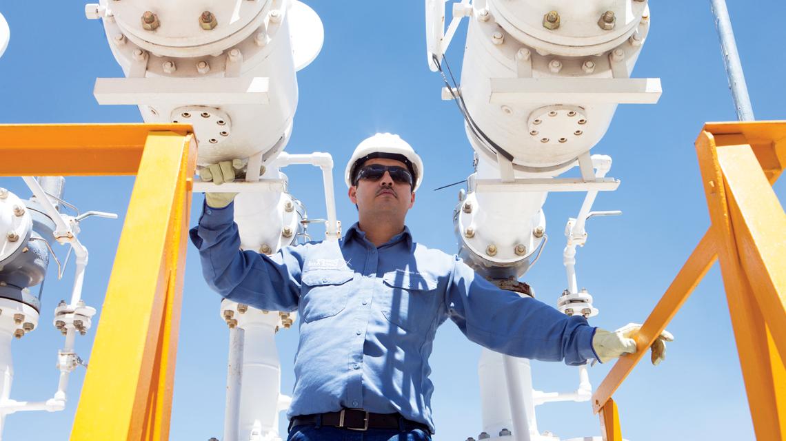 A Sempra基础设施 team member stands in a project site