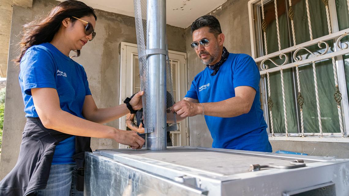 Sempra employees volunteer to assemble a 清洁-cooking stove for a family in 墨西哥